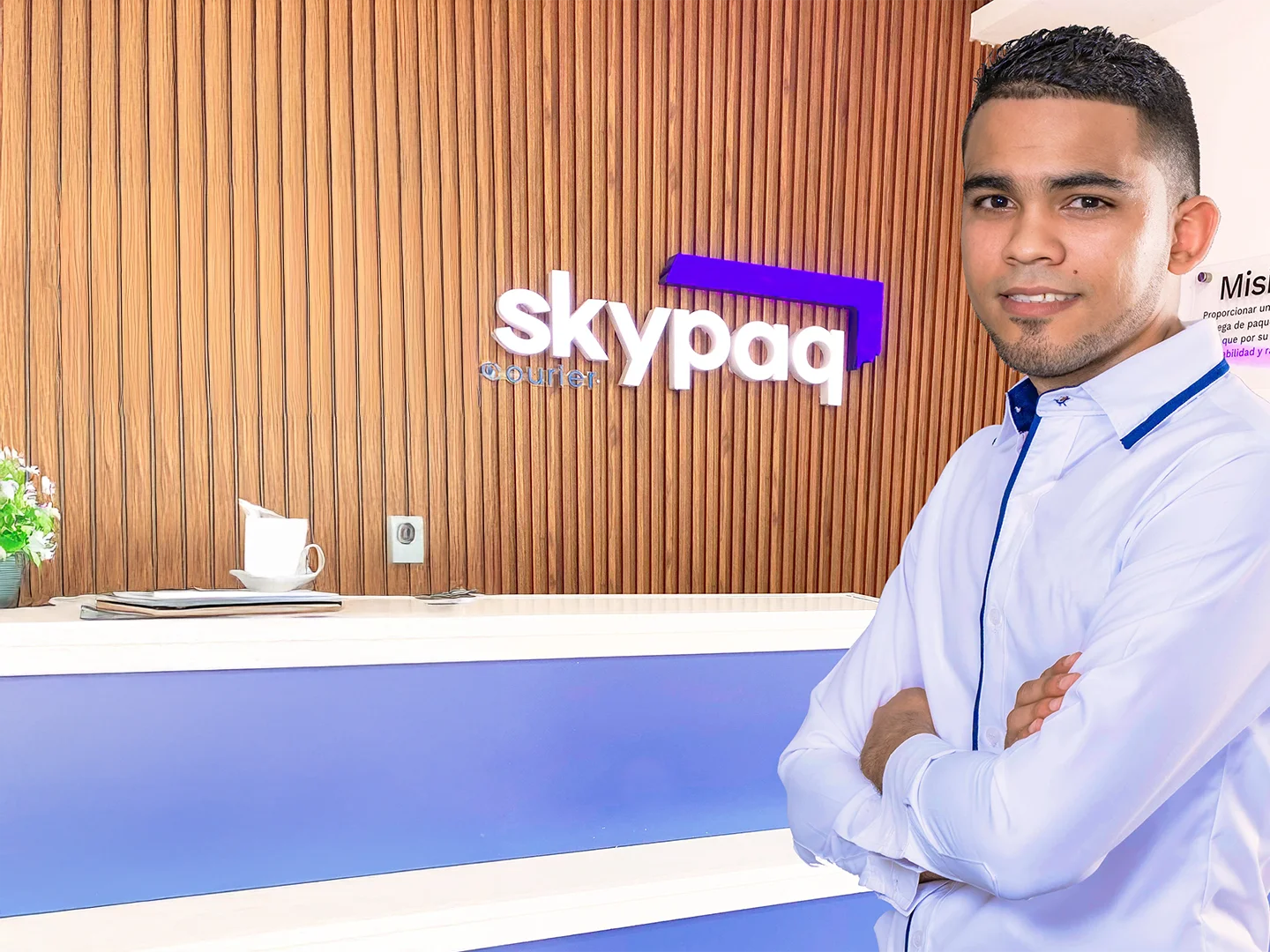 Franquiciado de SkyPaq Courier en San Francisco de Macorís, en recepción con el logo de SkyPaq